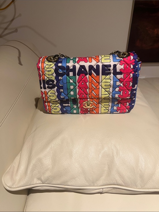 Source Unknown Handbags - Multicolor Logo Quilted Shoulder Bag in White Base with Rainbow Stripe